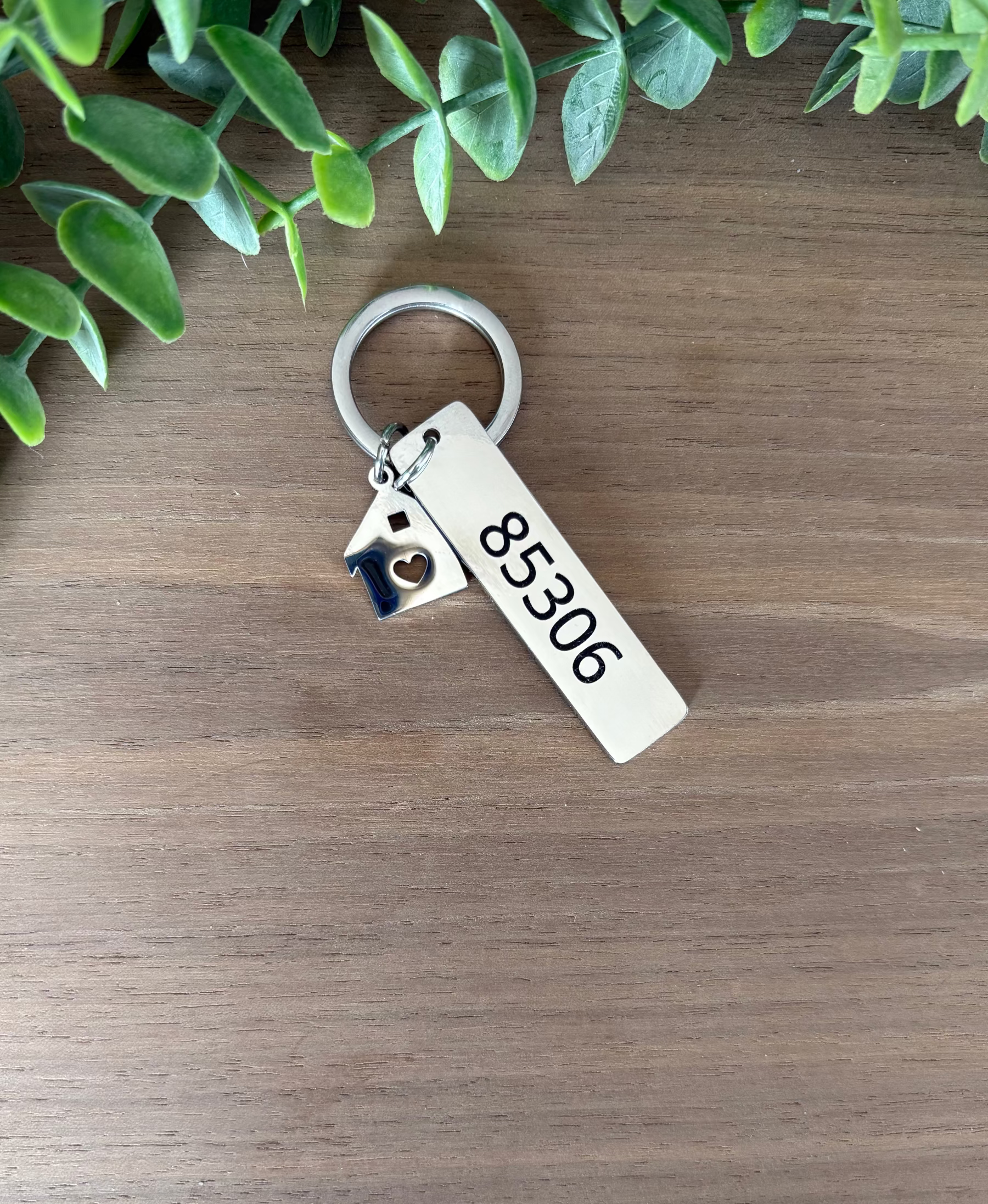 STAINLESS STEEL BAR KEYCHAIN W/ HOUSE CHARM